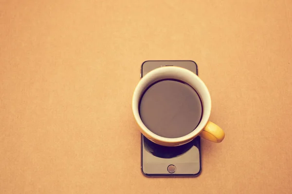 Smartphone and cup of coffee — Stock Photo, Image