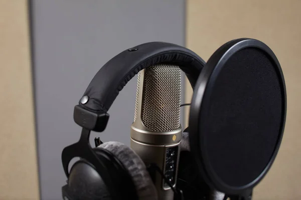 Micrófono en un estudio de grabación — Foto de Stock