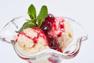 Meyve reçelli dondurma.