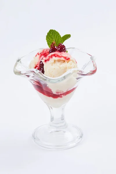 Gelato con marmellata di frutti di bosco — Foto Stock