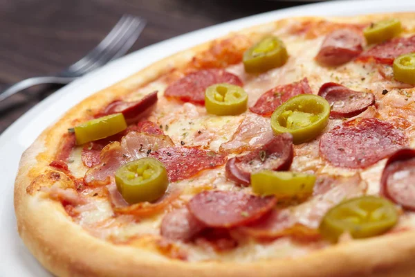 Frische leckere Pizza — Stockfoto