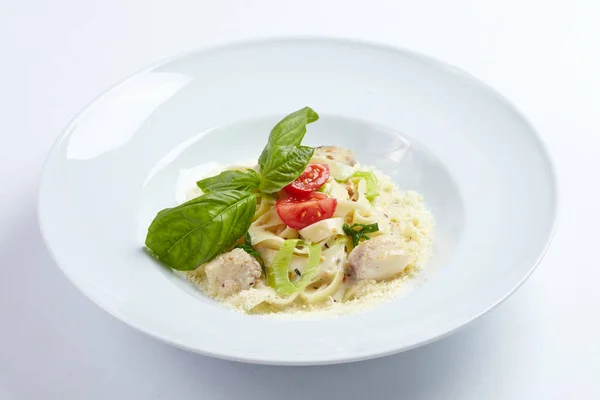 Smakelijke pasta met vis — Stockfoto