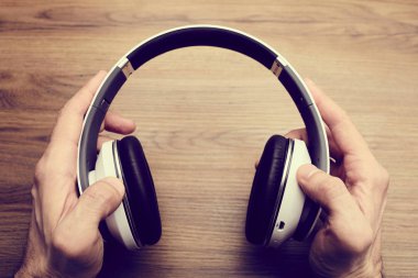 elinde modern kulaklık