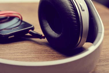 Modern kulaklık ve smartphone