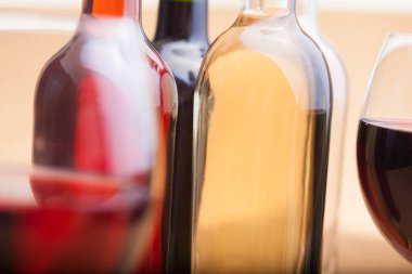 kadehlerin kırmızı şarap ile 