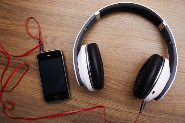 Modern headphones and smartphone — Stock Photo, Image