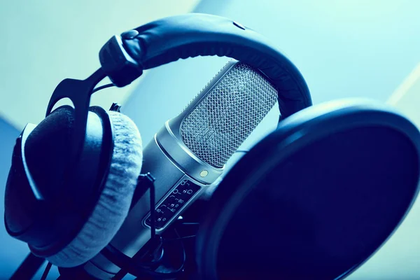 Microphone in a recording studio — Stock Photo, Image