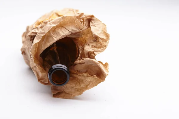 Пивная бутылка в бумажном пакете — стоковое фото