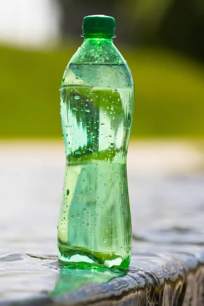 Agua en botella verde — Foto de Stock