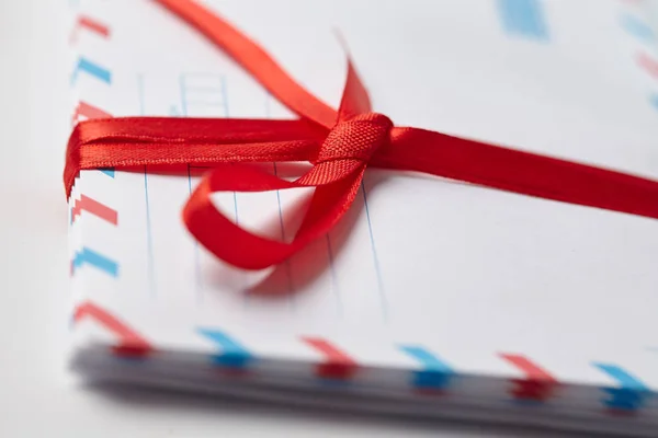 Envelopes vazios com arco vermelho — Fotografia de Stock