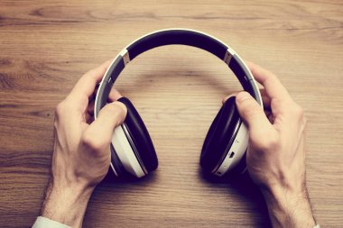 elinde modern kulaklık