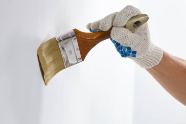 fırça ile çalışan adam  