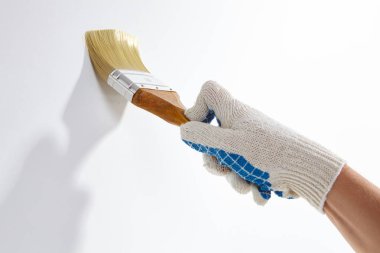 fırça ile çalışan adam  