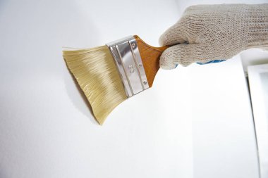 fırça ile çalışan adam  