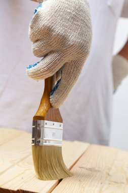 fırça ile çalışan adam  