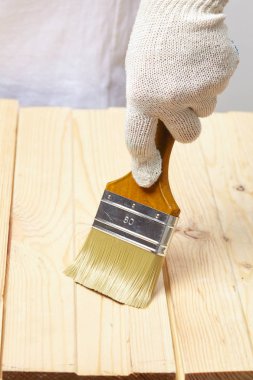 fırça ile çalışan adam  