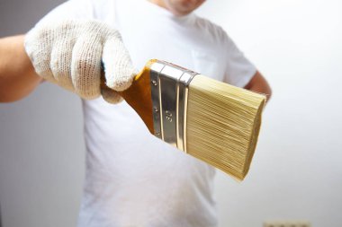 fırça ile çalışan adam  