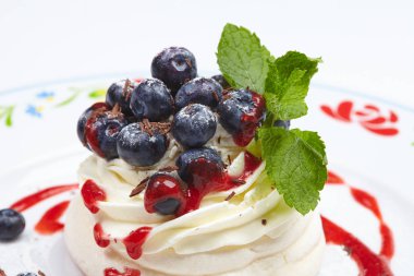 Yaban mersinli kremalı Pavlova