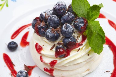 Yaban mersinli kremalı Pavlova