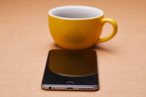 Smartphone e caffè in ufficio — Foto Stock