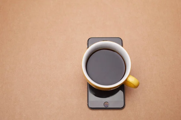 Smartphone e tazza di caffè — Foto Stock