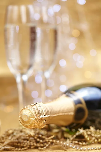 Champagnefles met wijnglazen — Stockfoto