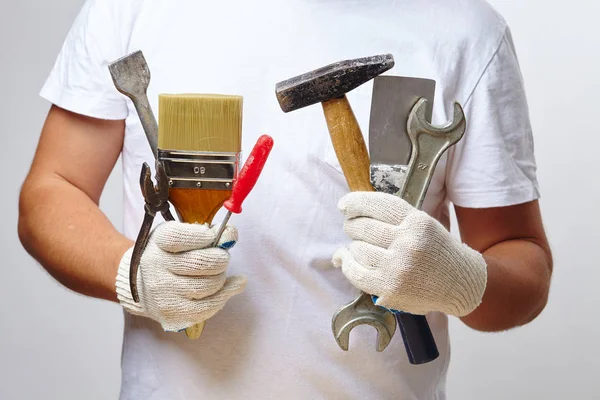 Uomo che lavora con gli strumenti — Foto Stock