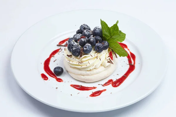 Tort de meringue Pavlova cu afine — Fotografie, imagine de stoc