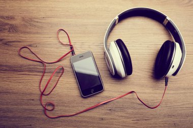 Kulaklıklar ahşap masada. 