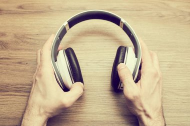 kulaklık holding eller 