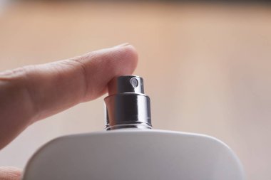 Kozmetik şişe üzerinde parmak basar