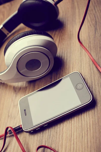 Auriculares en mesa de madera —  Fotos de Stock