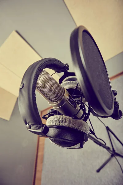 Microphone dans un studio d'enregistrement — Photo