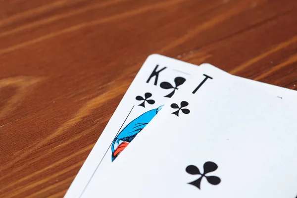 Cartas de juego sobre mesa de madera — Foto de Stock