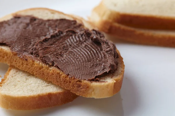 Brood met zoete chocolade crème — Stockfoto