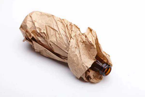 Garrafa de cerveja no saco de papel — Fotografia de Stock