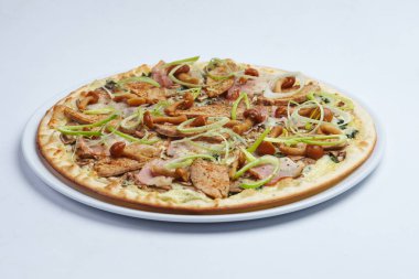 et ve mantarlı pizza