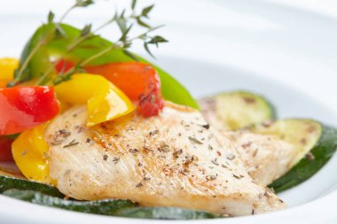 ile sebze kızarmış balık