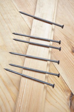 ahşap üzerinde demir çivi