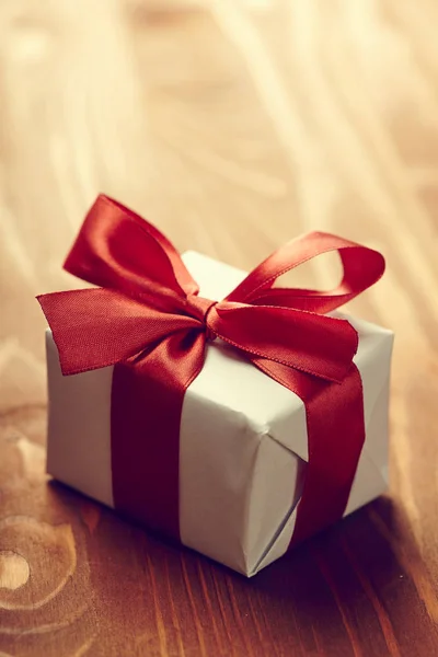 Caja de regalo con cinta — Foto de Stock