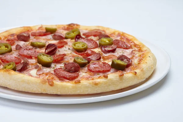 Färska välsmakande pizza — Stockfoto