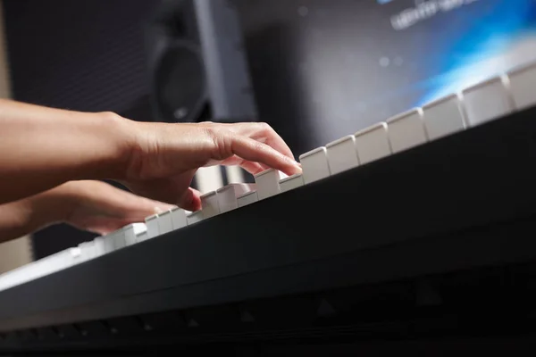 Hands playing piano — Stock Photo, Image