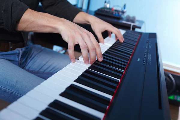 Playing the piano keyboard — Stock Photo, Image