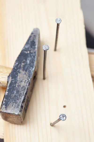 Martillo y clavos en madera —  Fotos de Stock