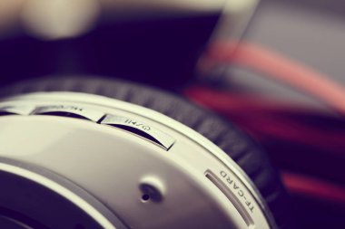 Kulaklıklar ahşap masada. 