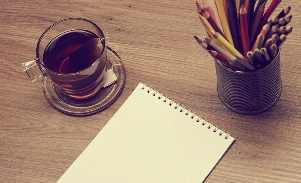 Бумага с чашкой кофе на столе — стоковое фото
