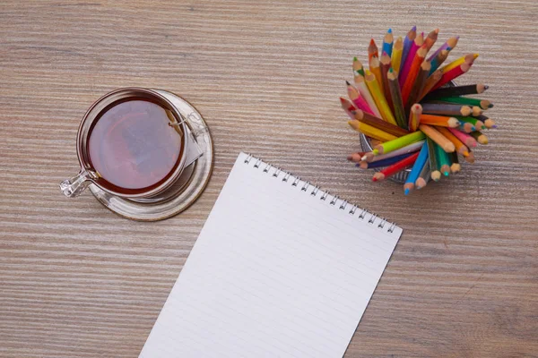 Papel con taza de café en la mesa — Foto de Stock