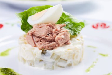 Ton balığı ile taze lezzetli salata