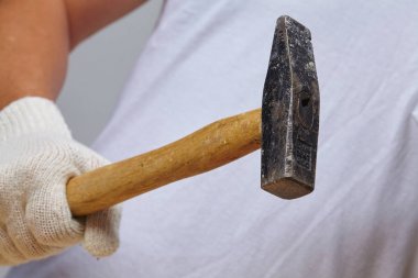 çekiç ile çalışan adam