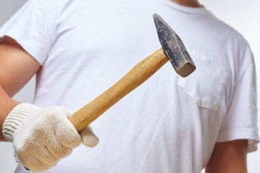 çekiç ile çalışan adam
